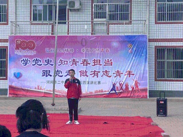 厕所门前挂一对联，上联“来人不蹲就站”，下联让人看后捧腹大笑